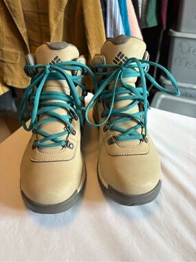 Columbia Tan Hiking Boots with Teal Laces